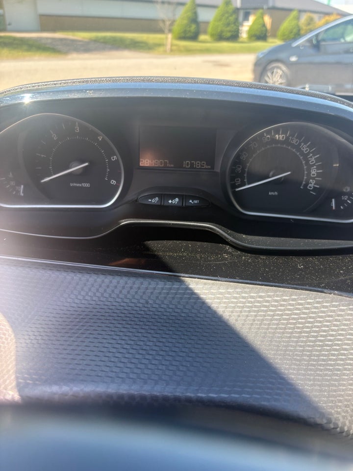 Peugeot 208 1,6 BlueHDi 100 Envy+ 5d