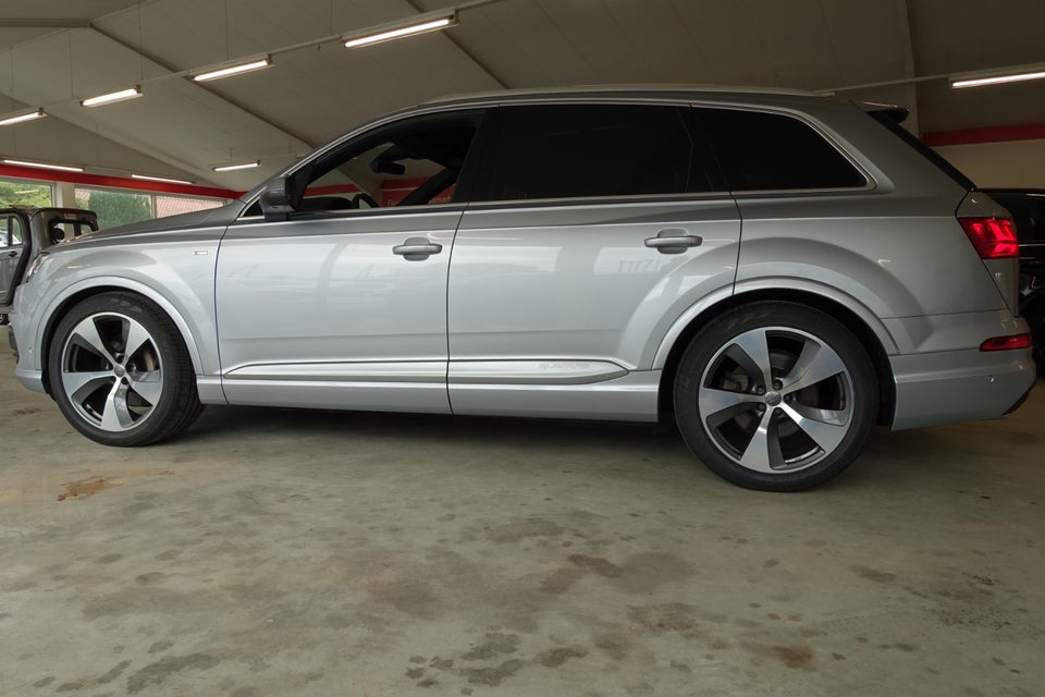 Audi Q7 3,0 TDi 272 S-line quattro Tiptr. 7prs 5d