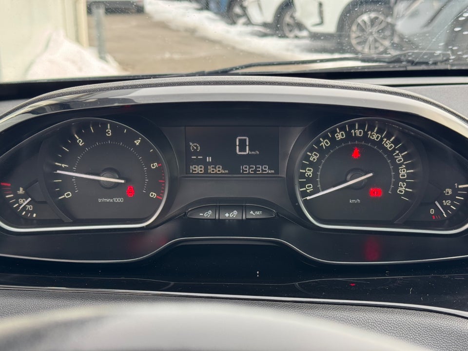 Peugeot 208 1,5 BlueHDi 100 Signature Sky 5d