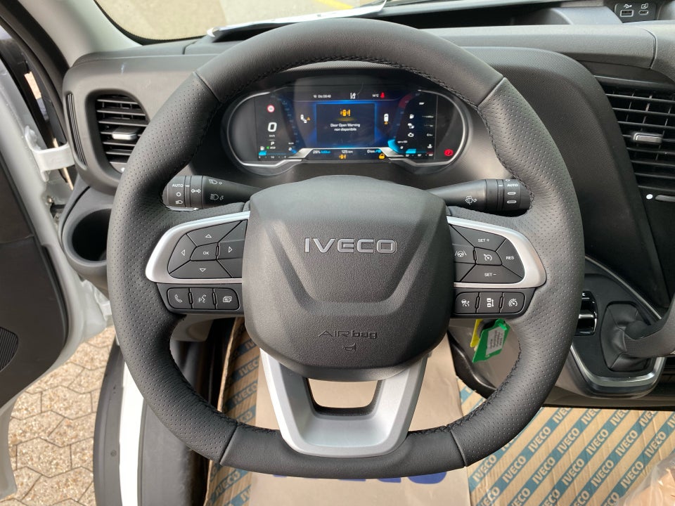 Iveco Daily 3,0 35S18 4100mm Box m/lift AG8