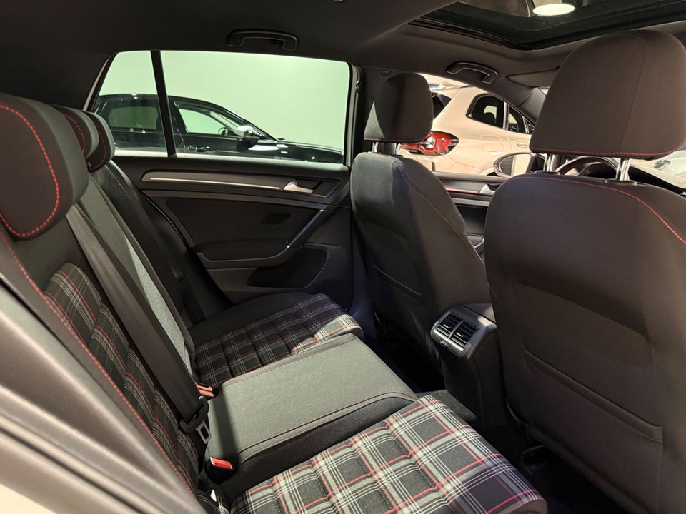 VW Golf VII 2,0 GTi Performance DSG 5d
