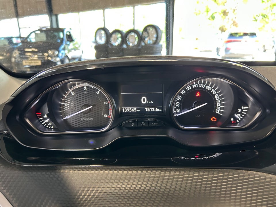 Peugeot 2008 1,6 BlueHDi 100 GT Line Sky 5d
