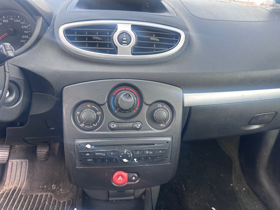 Renault Clio III 1,2 16V Authentique 5d