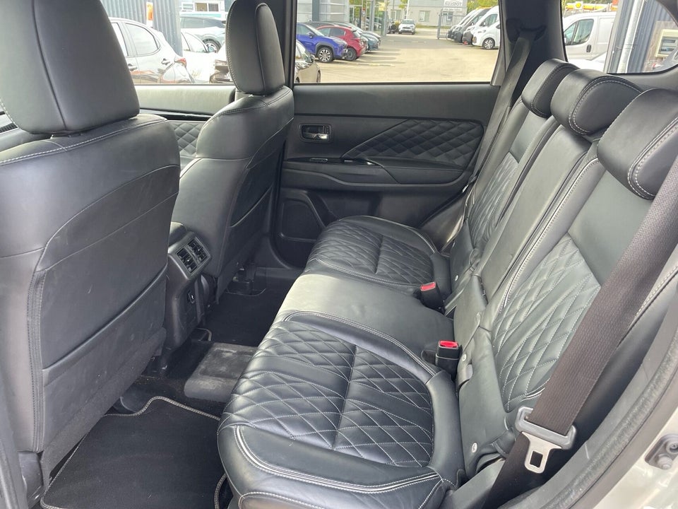 Mitsubishi Outlander 2,4 PHEV Instyle CVT 4WD 5d