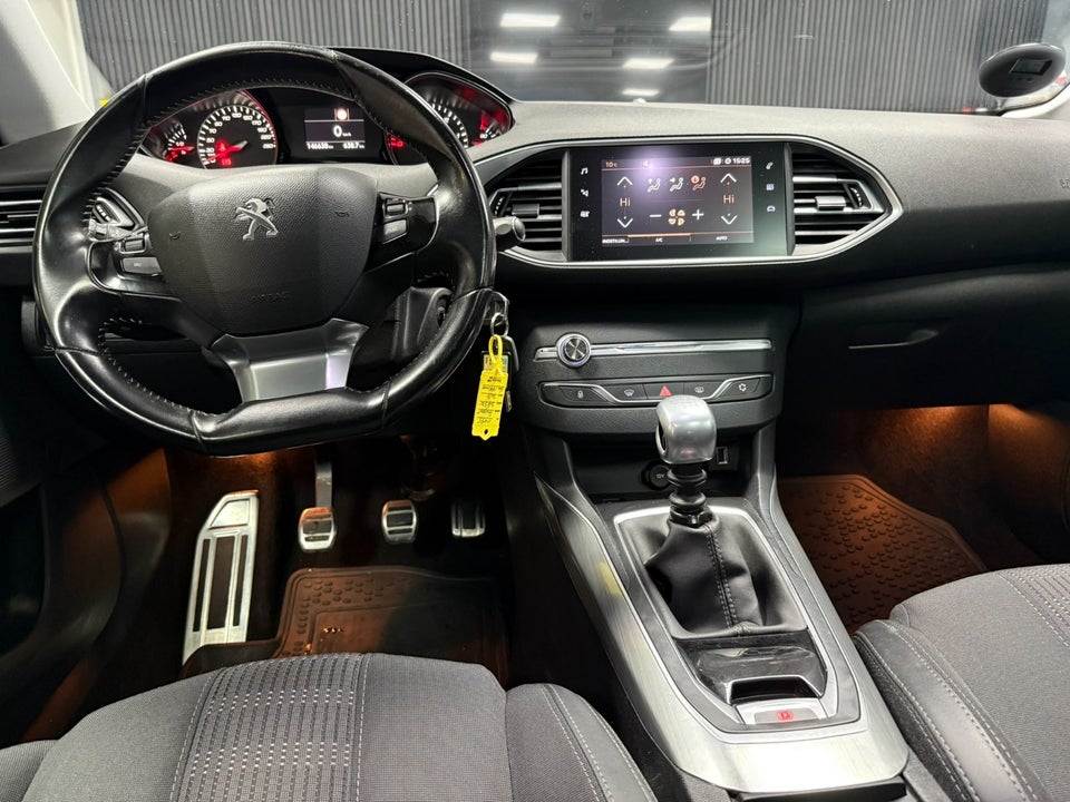 Peugeot 308 1,5 BlueHDi 130 Allure Sky 5d