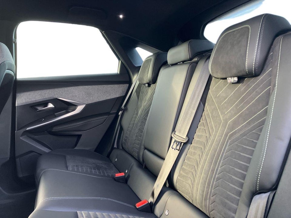 Peugeot e-3008 77 GT Pack 5d