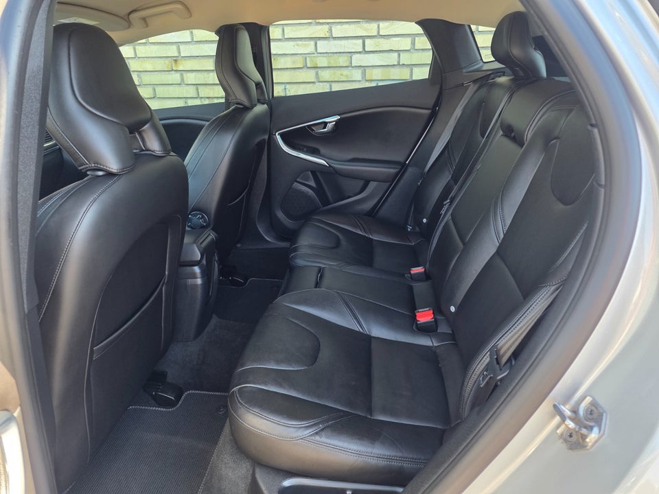 Volvo V40 2,0 T3 152 Momentum 5d