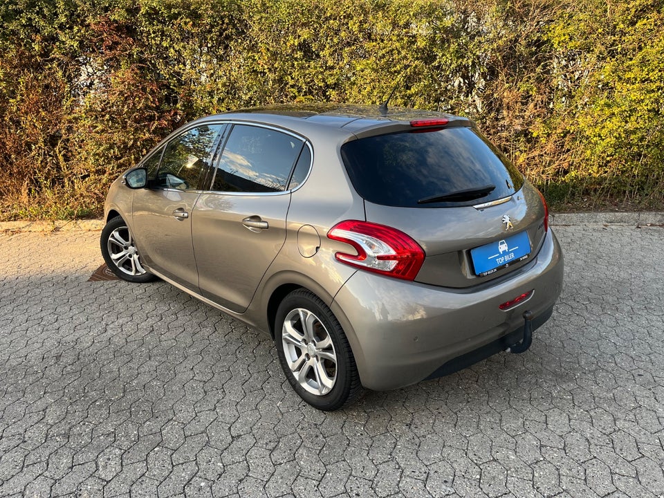 Peugeot 208 1,2 VTi Allure Sky 5d