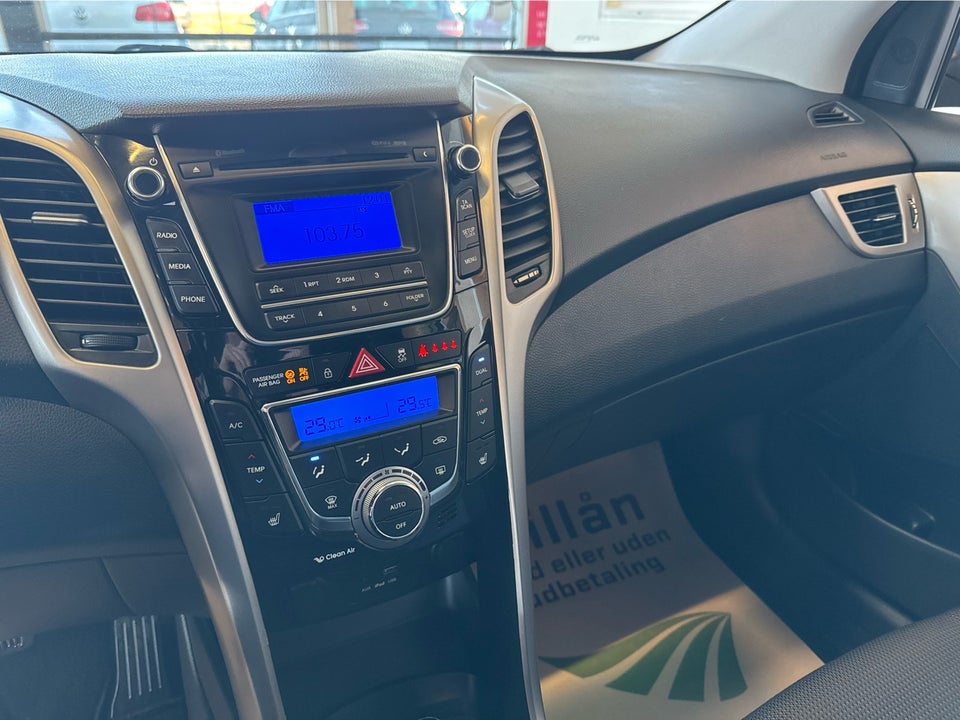 Hyundai i30 1,6 CRDi 110 Premium CW DCT 5d