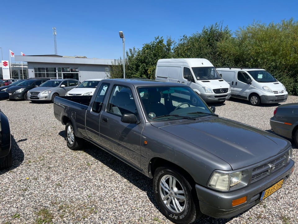 Toyota HiLux 2,4 D Pick-up X-Cab 2d