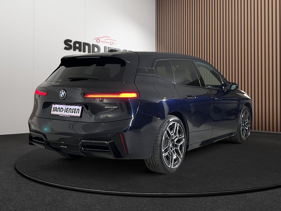 BMW iX xDrive60 Fully Charged 5d