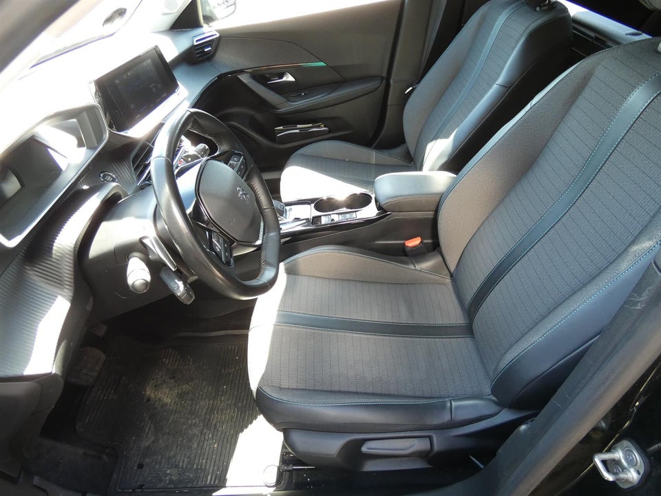 Peugeot 2008 1,5 BlueHDi 130 Allure Pack EAT8 Van 5d