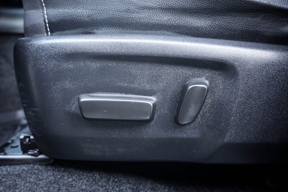 Toyota HiLux 2,8 D T4 Invincible Db.Kab aut. 4d