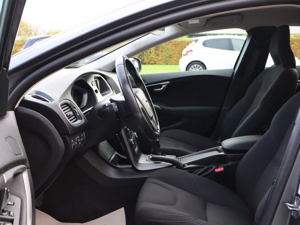 Volvo V40 2,0 D2 120 Momentum Eco 5d