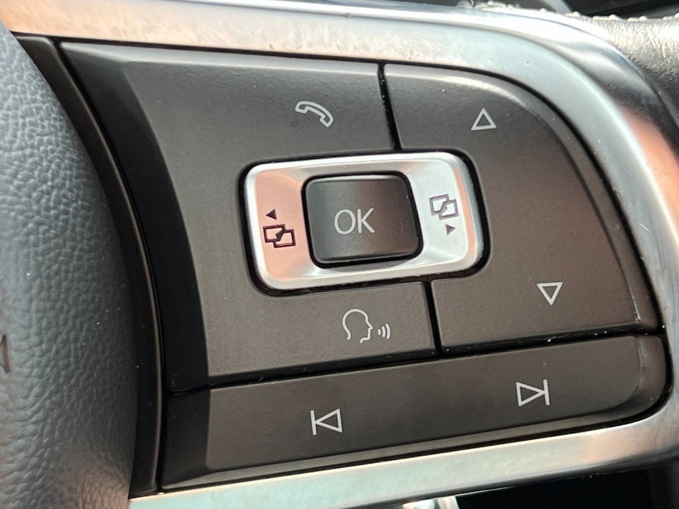 VW Golf VII 2,0 TDi 150 R-line Variant DSG BMT 5d