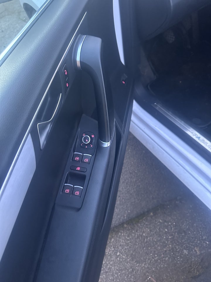 VW Passat 2,0 TDi 140 Highline Variant BMT 5d