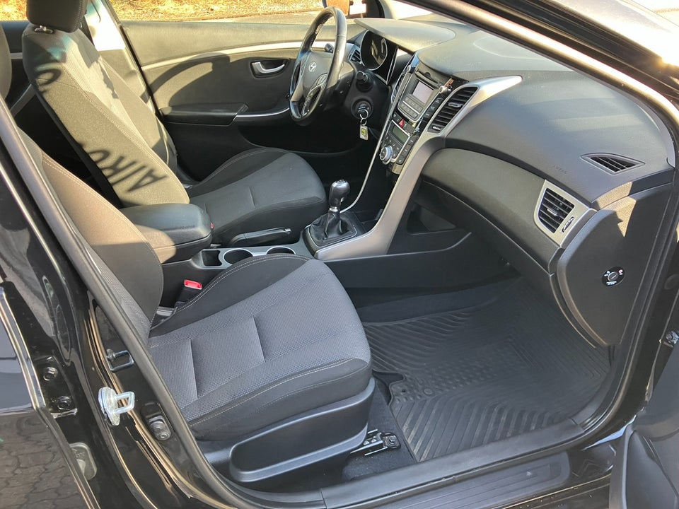 Hyundai i30 1,6 CRDi 110 Comfort CW Eco 5d