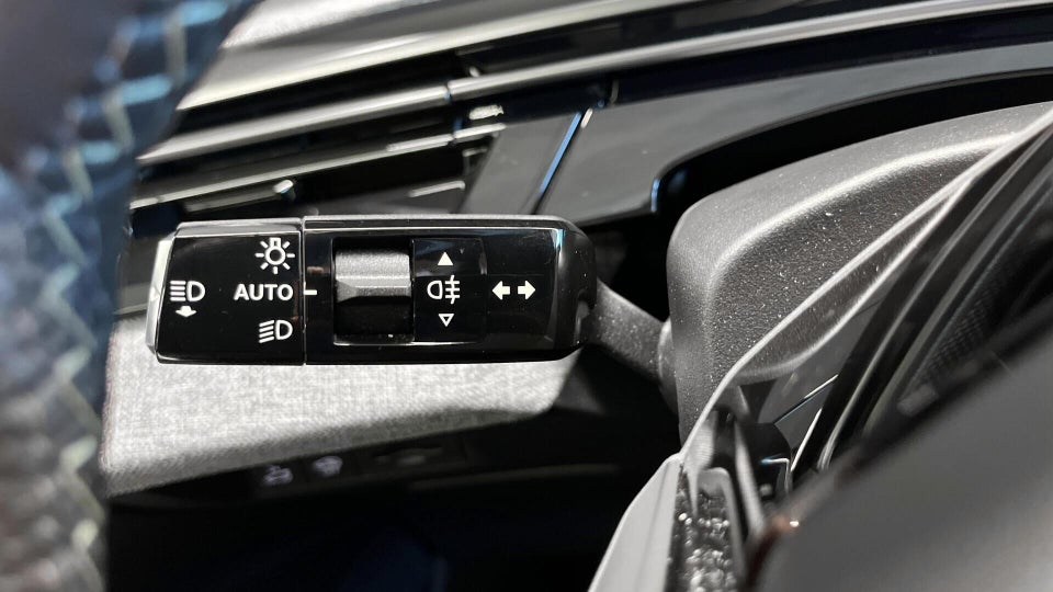 Peugeot e-3008 77 GT 5d