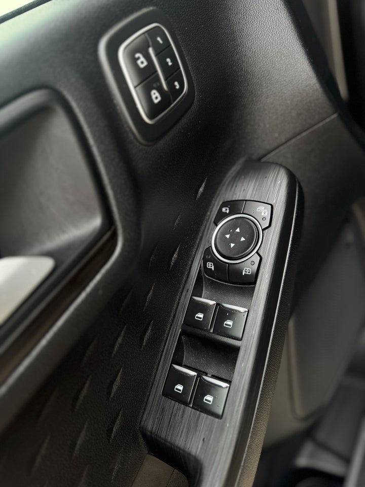 Ford Kuga 2,5 PHEV Vignale CVT 5d