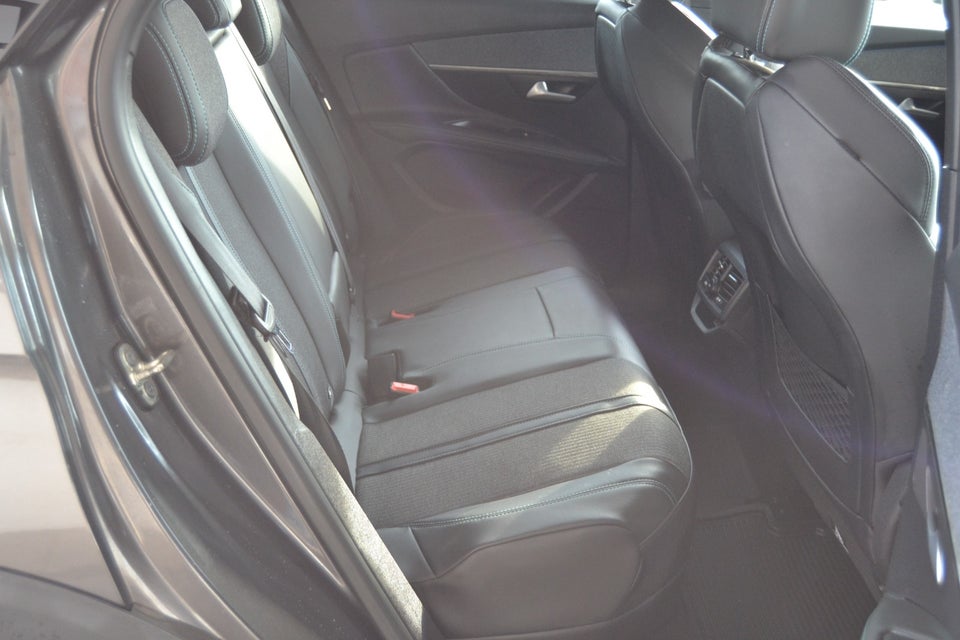Peugeot 3008 1,6 Hybrid First Selection EAT8 5d