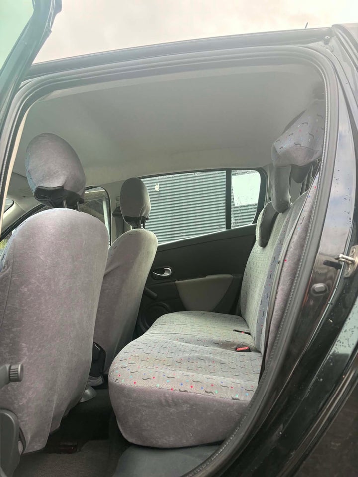 Renault Clio III 1,2 16V Authentique 5d