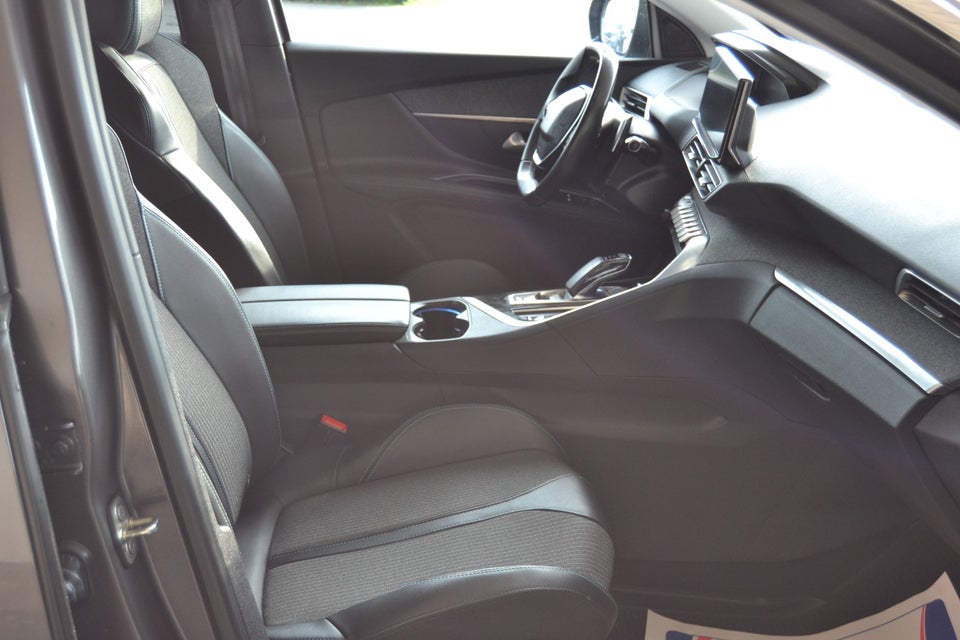 Peugeot 3008 1,6 Hybrid First Selection EAT8 5d