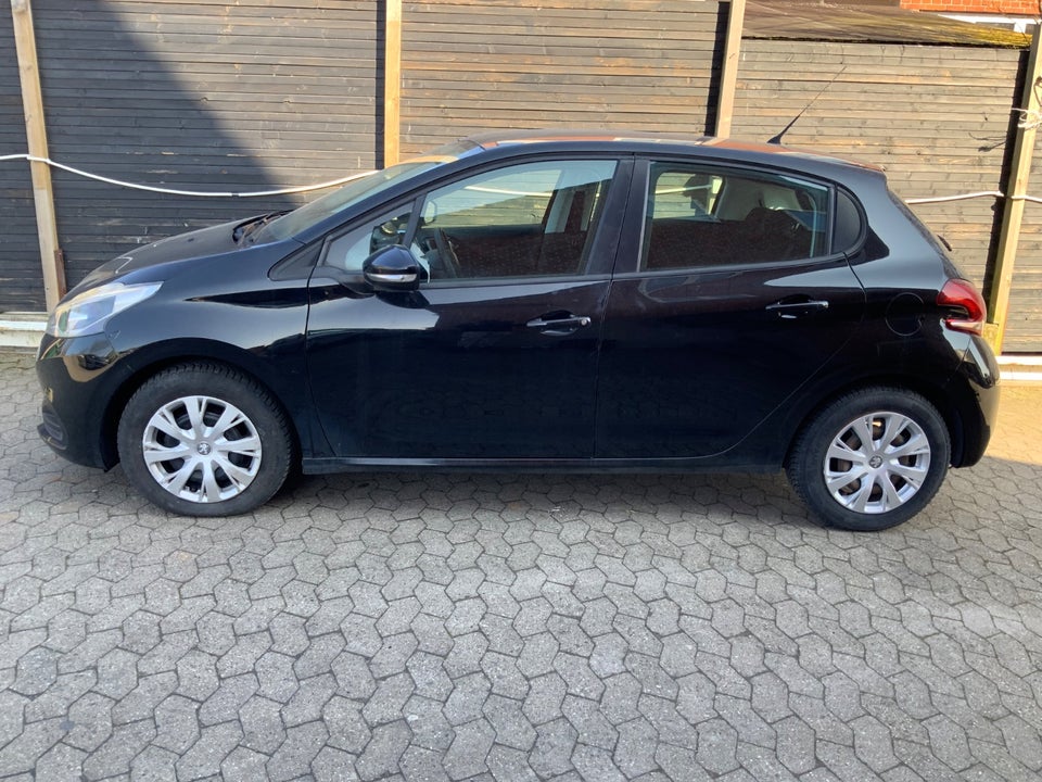 Peugeot 208 1,2 VTi Allure Sky 5d