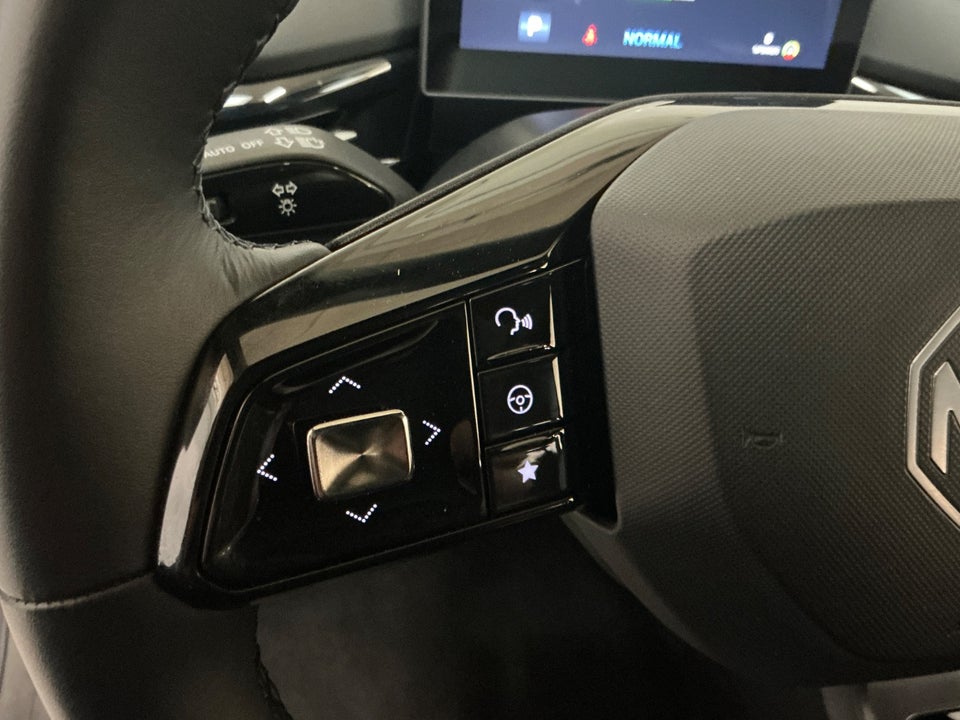 MG 4 77 Luxury Extended Range 5d