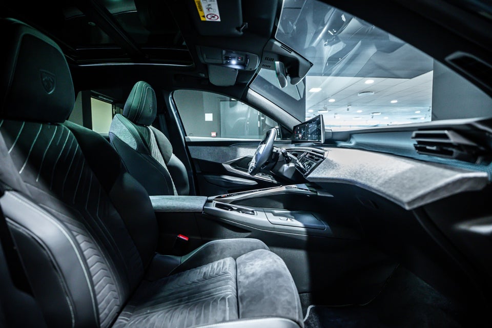 Peugeot e-3008 77 GT 5d