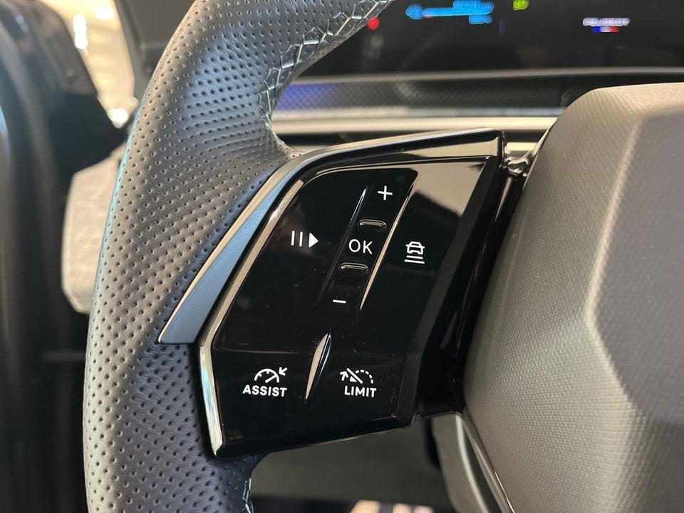 Peugeot e-3008 77 GT Pack 5d