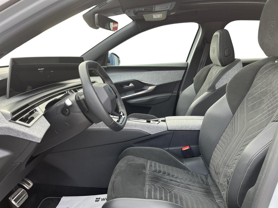 Peugeot e-3008 77 GT Pack 5d
