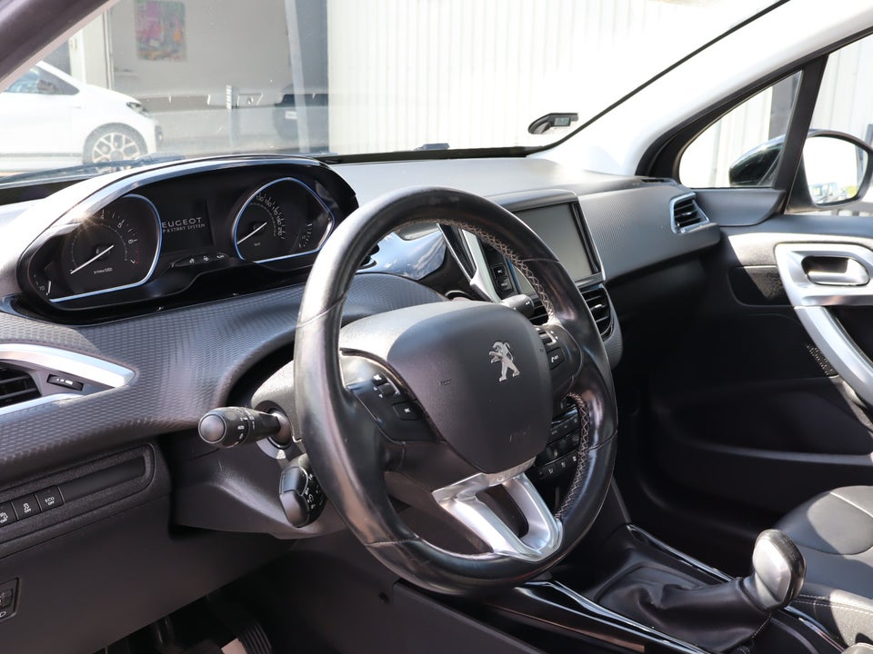 Peugeot 2008 1,2 e-THP 110 Allure Sky 5d