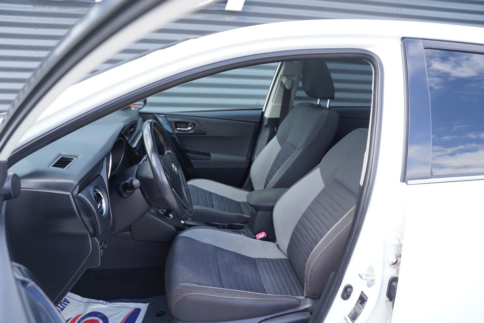 Toyota Auris 1,8 Hybrid H2 Style Skyview CVT 5d
