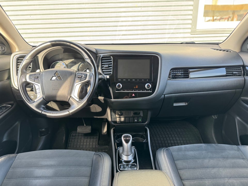 Mitsubishi Outlander 2,4 PHEV Limited CVT 4WD 5d