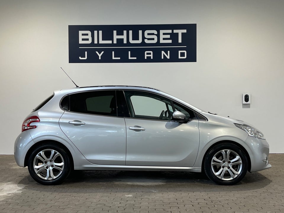 Peugeot 208 1,2 VTi Allure Sky 5d