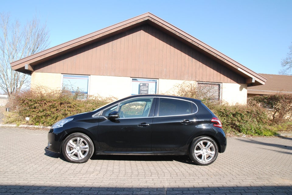 Peugeot 208 1,2 VTi Allure Sky 5d