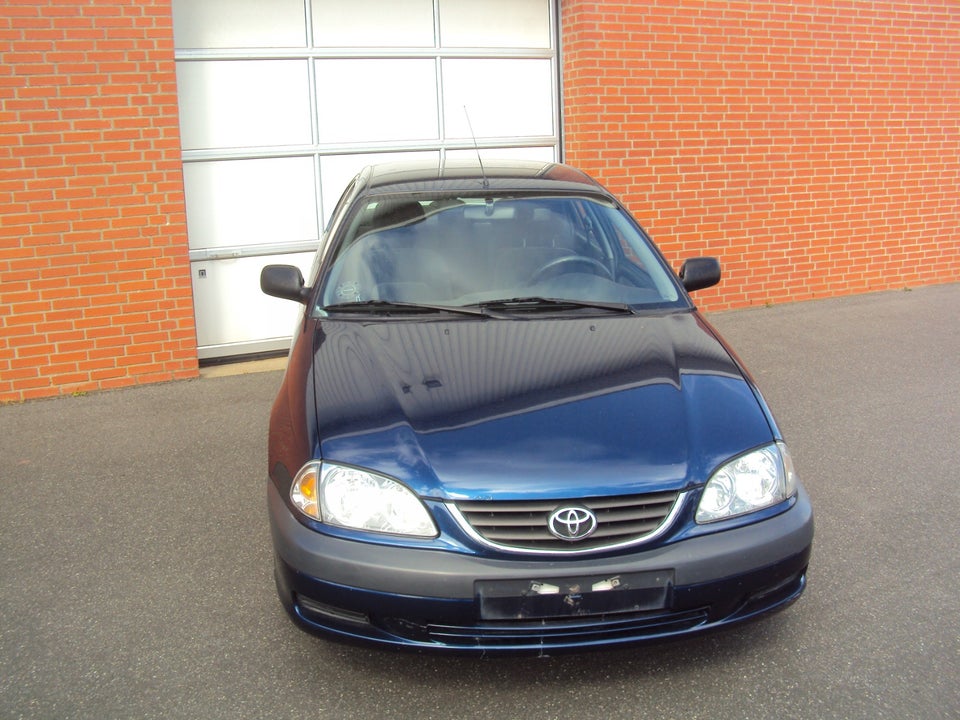 Toyota Avensis 1,8 VVT-i Natura 4d