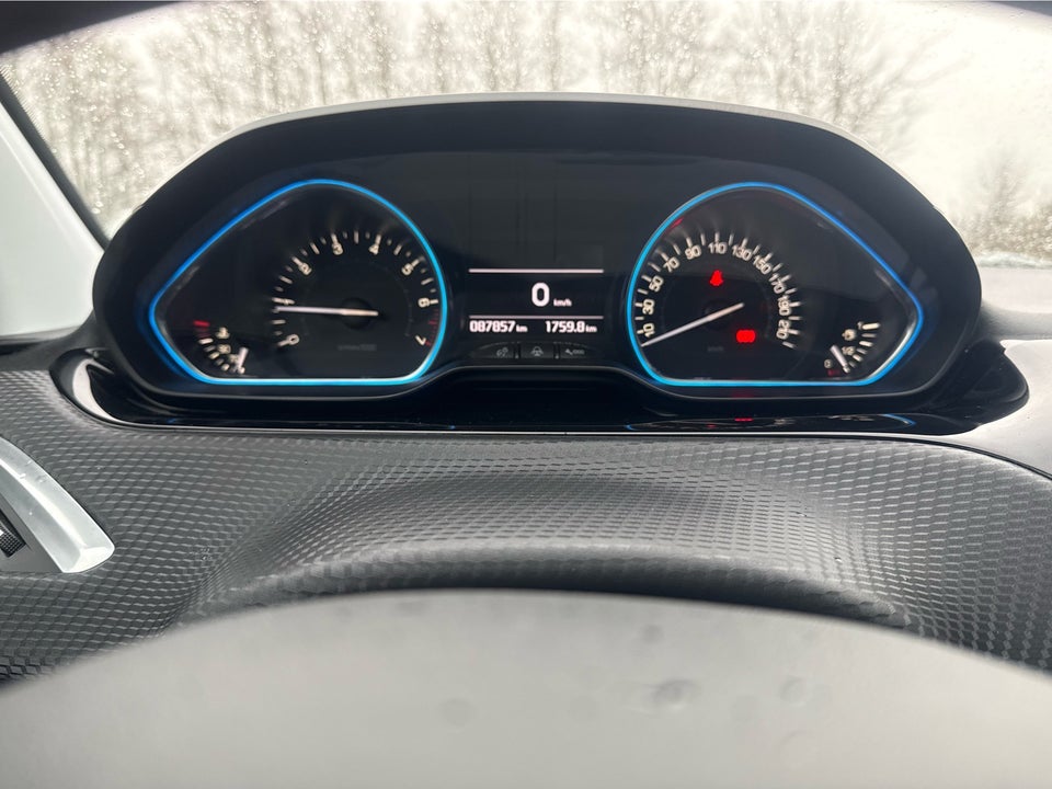 Peugeot 2008 1,2 e-THP 110 Allure Sky 5d