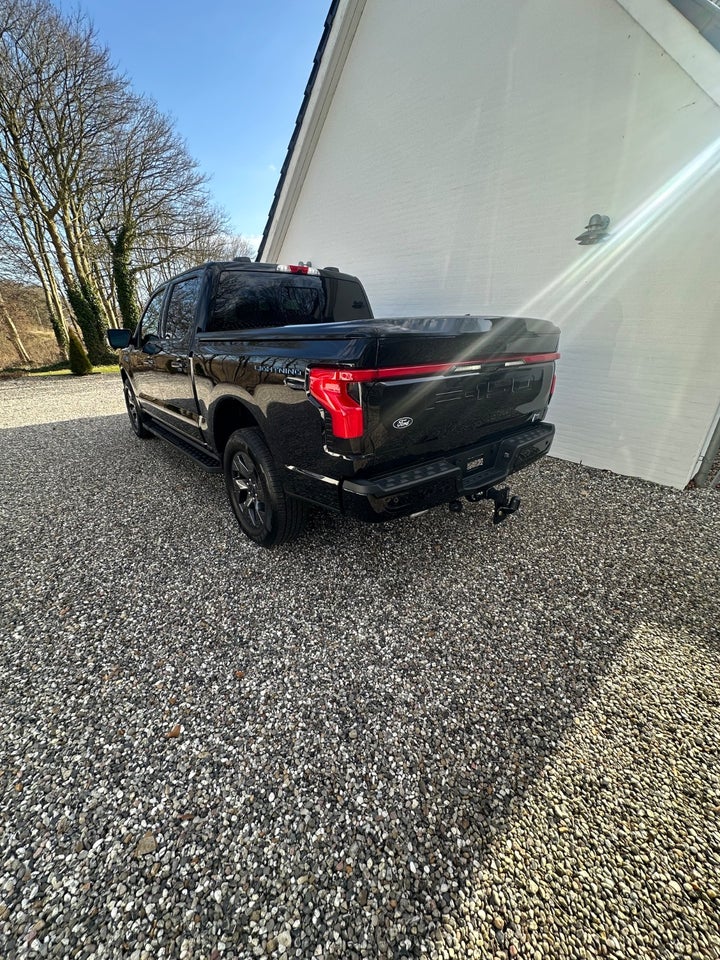 Ford F-150 131 Lightning Lariat Extended Range 4d