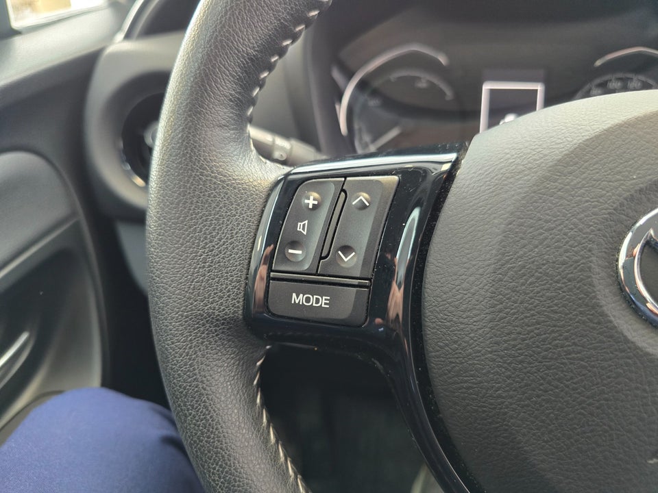 Toyota Yaris 1,5 Hybrid H3 Limited Smart e-CVT 5d