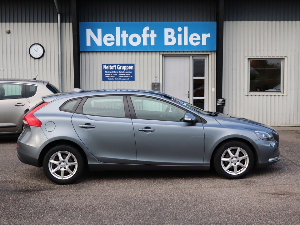 Volvo V40 2,0 D2 120 Momentum Eco 5d