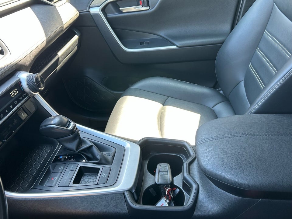 Toyota RAV4 2,5 Hybrid H3 Business MDS 5d
