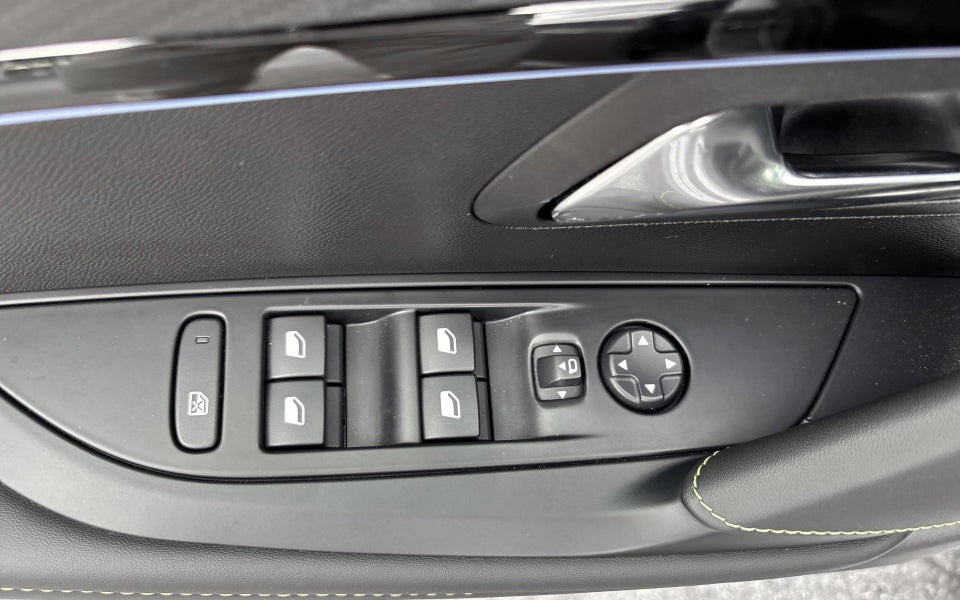 Peugeot e-208 50 GT 5d