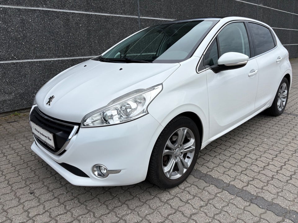 Peugeot 208 1,2 VTi Allure Sky 5d