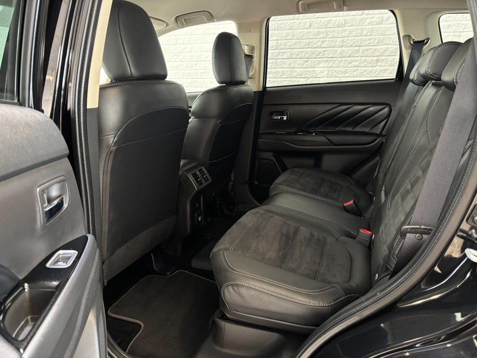 Mitsubishi Outlander 2,4 PHEV Limited CVT 4WD 5d