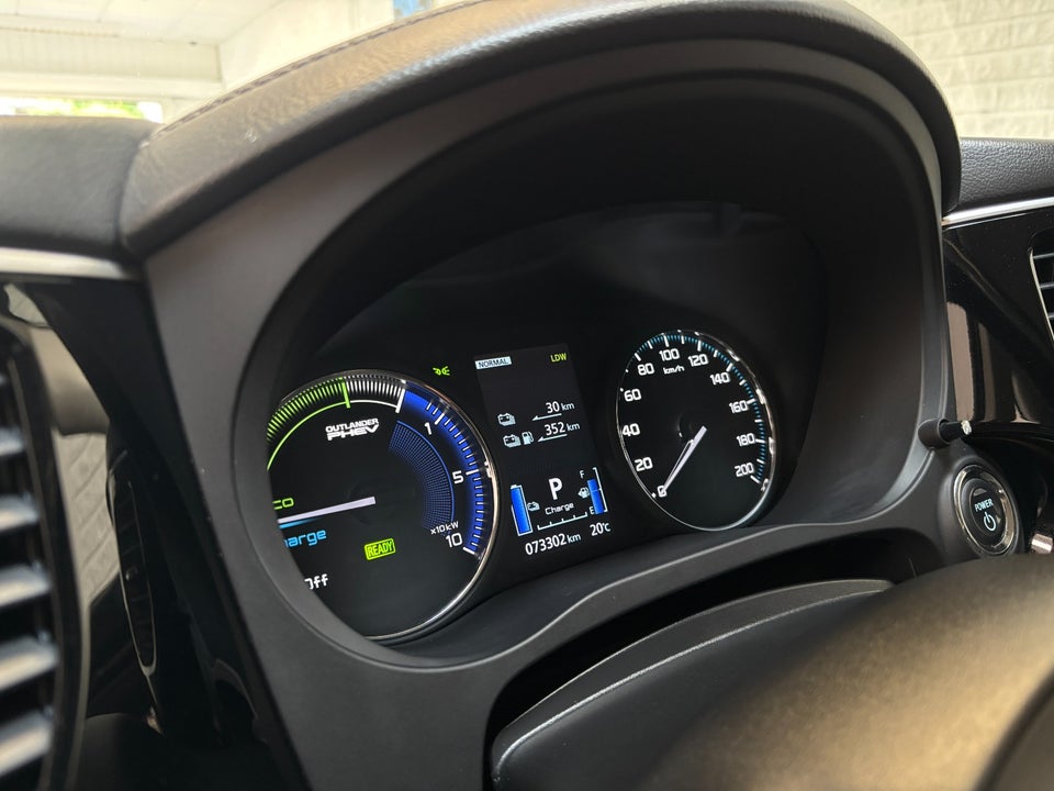 Mitsubishi Outlander 2,4 PHEV Limited CVT 4WD 5d