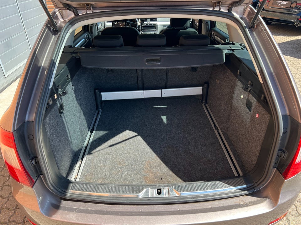 Skoda Superb 2,0 TDi 140 Elegance Combi DSG 5d