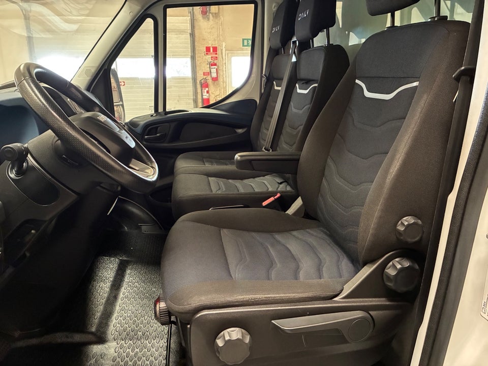 Iveco Daily 3,0 35S18 Box m/lift AG8 2d