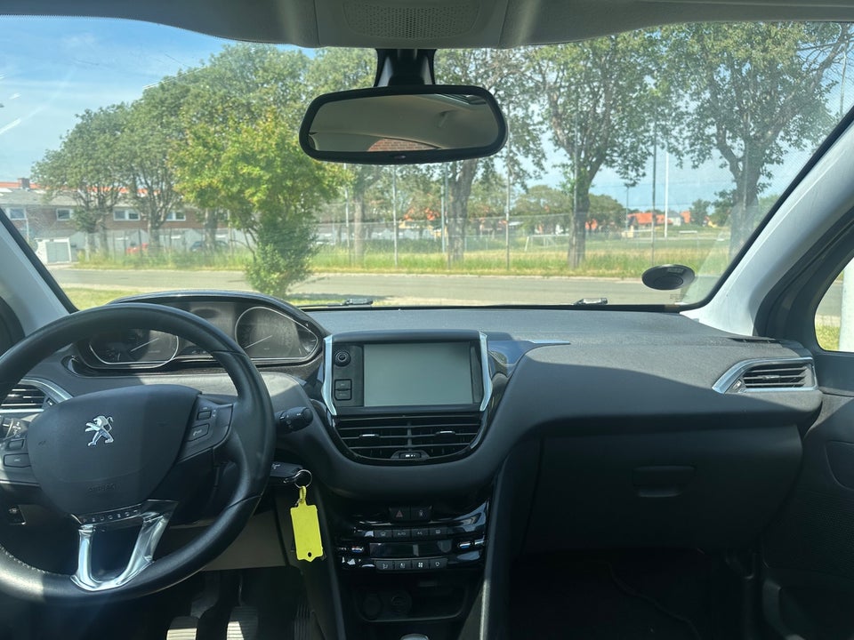 Peugeot 208 1,2 VTi Allure Sky 5d