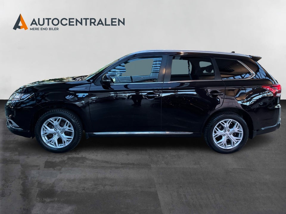 Mitsubishi Outlander 2,4 PHEV Invite CVT 4WD 5d